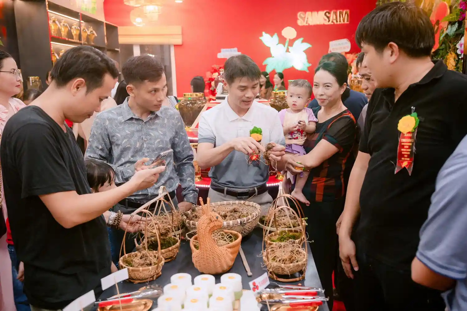 Khai truong showroom sam ngoc linh sam sam 04