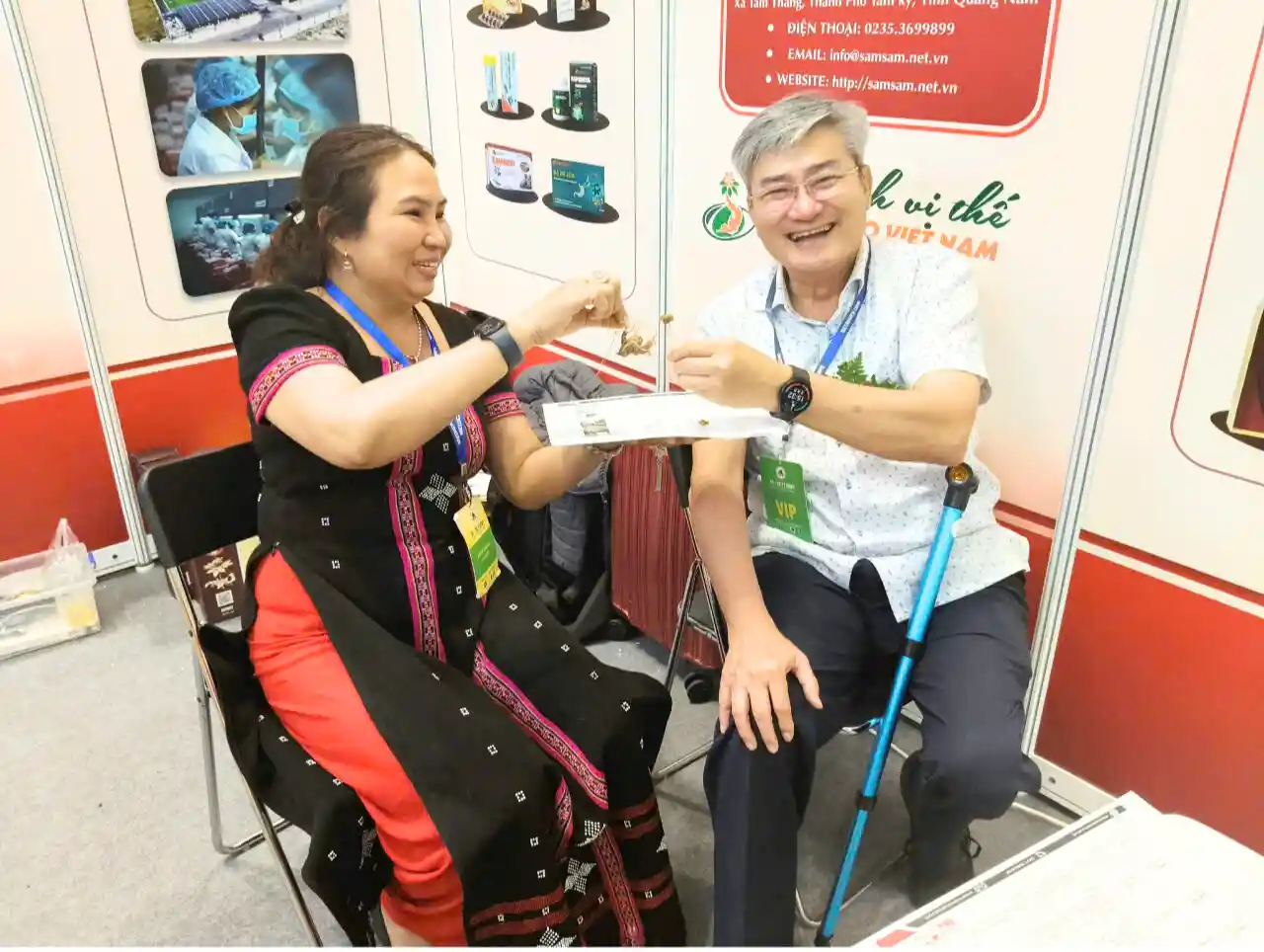 GS-TS Trần Công Luận ghé thăm gian hàng Sâm Sâm