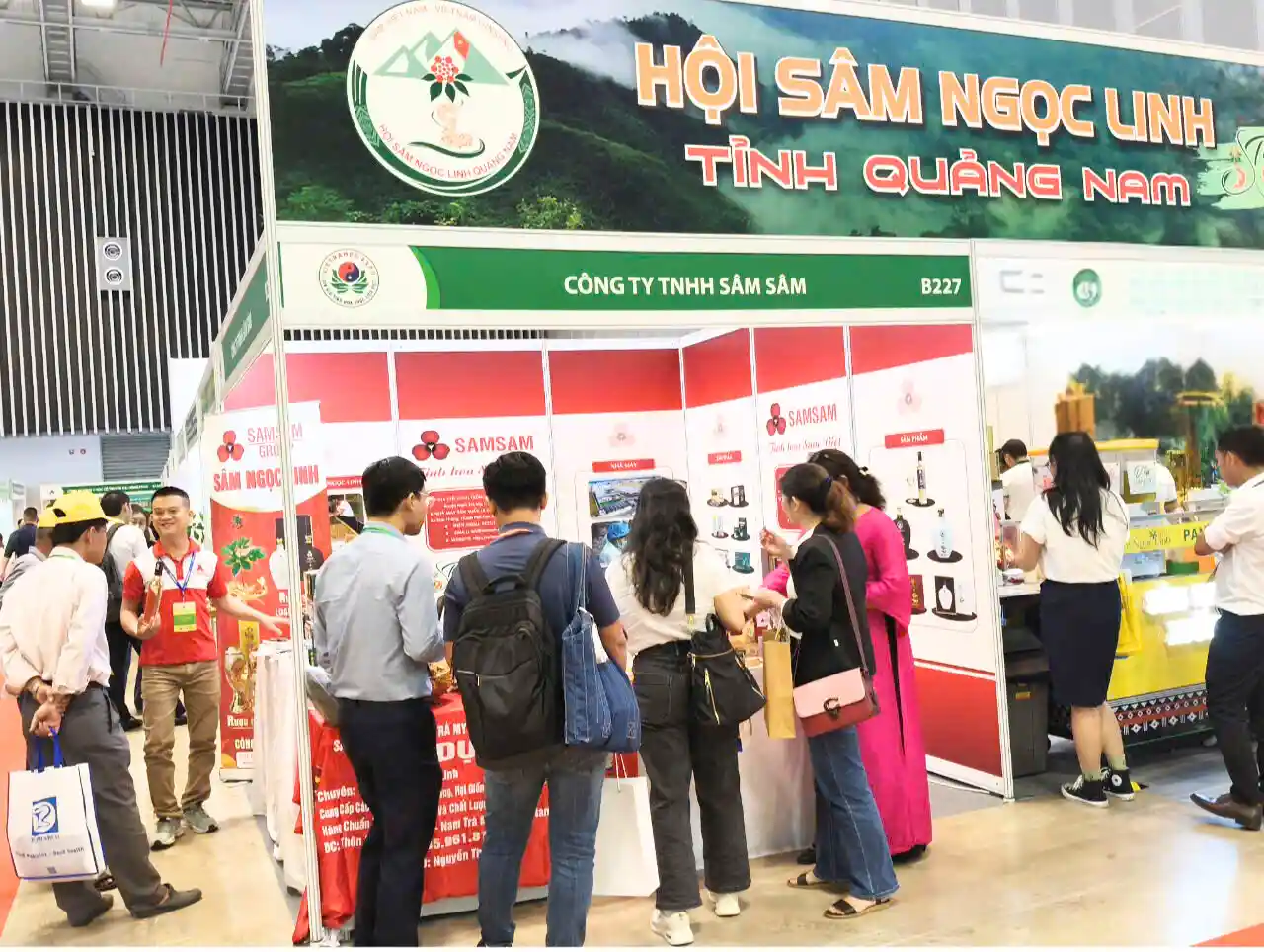 Khách hàng tham quan và mua sắm tại gian hàng Sâm Sâm
