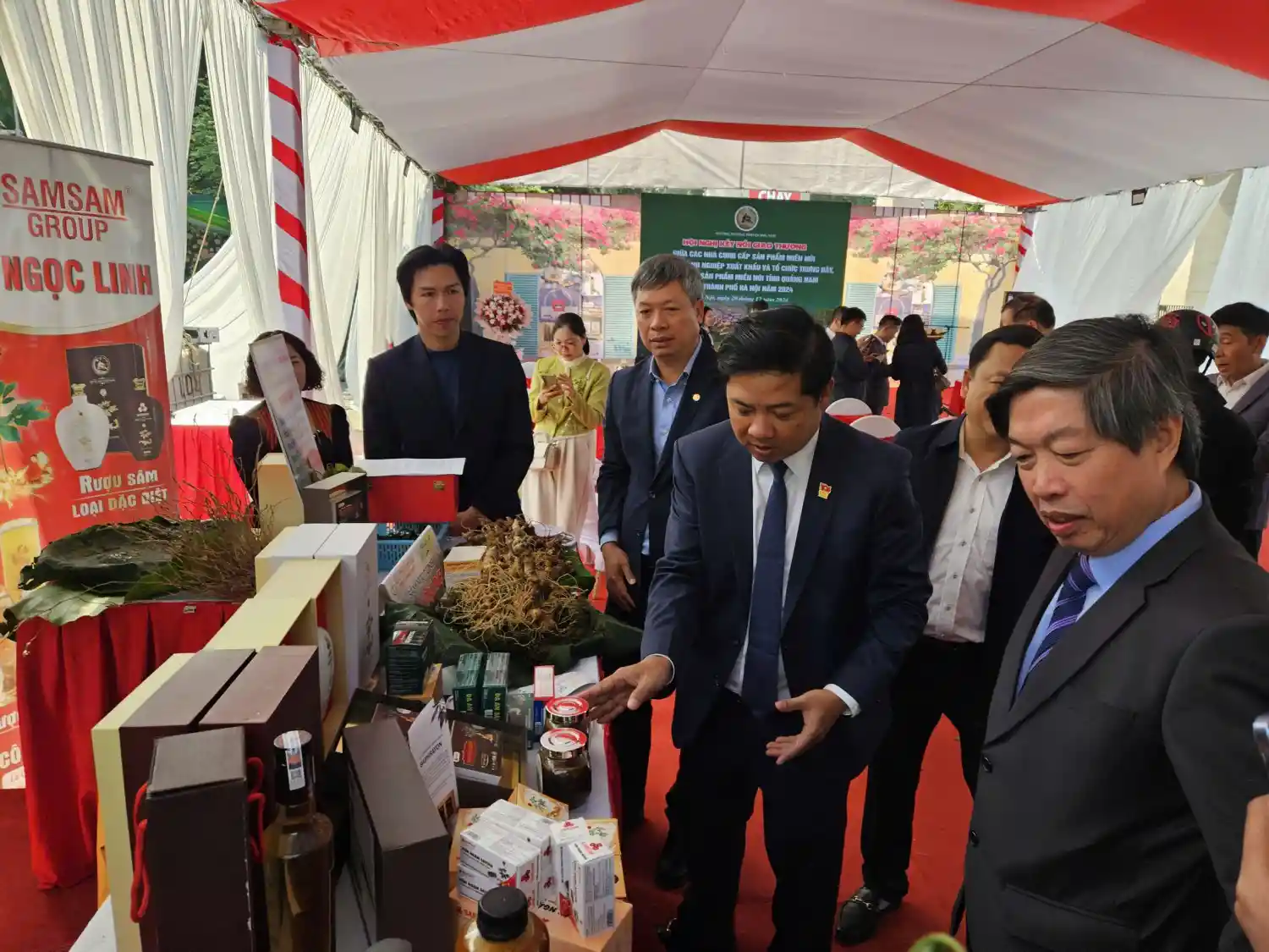 Lãnh đạo tỉnh Quảng Nam ghé thăm gian hàng Sâm Sâm