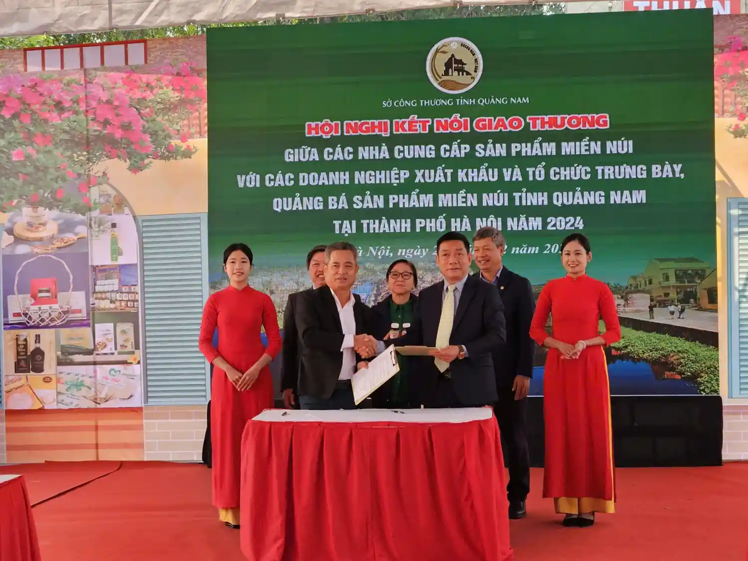 TGĐ Sâm Sâm ông Nguyễn Đức Lực và GĐ Công ty CP Dược Phẩm Bạch Mã Vạn Xuân ông Nguyễn Văn Toanh ký kết hợp tác thành công