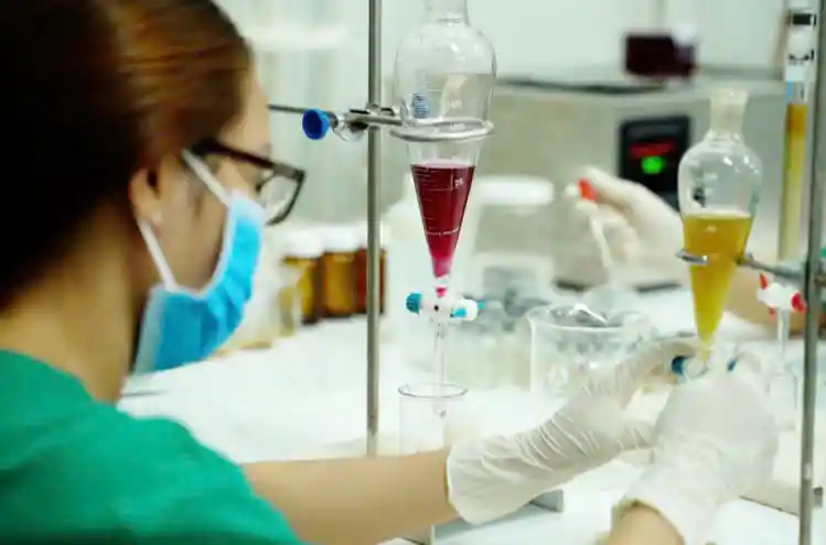 Sản phẩm SAPHRATON được sản xuất dựa trên kết quả nghiên cứu và quy trình sản xuất đạt nhiều tiêu chuẩn. Ảnh chụp ngày 3/10/2022 tại Khu công nghiệp Tam Thăng, TP.Tam Kỳ. Ảnh: PHAN VINH
