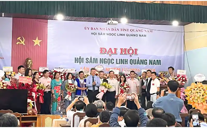 Lãnh đạo tỉnh tặng hoa chúc mừng Ban Chấp hành Hội Sâm Ngọc Linh Quảng Nam nhiệm kỳ 2024 - 2029