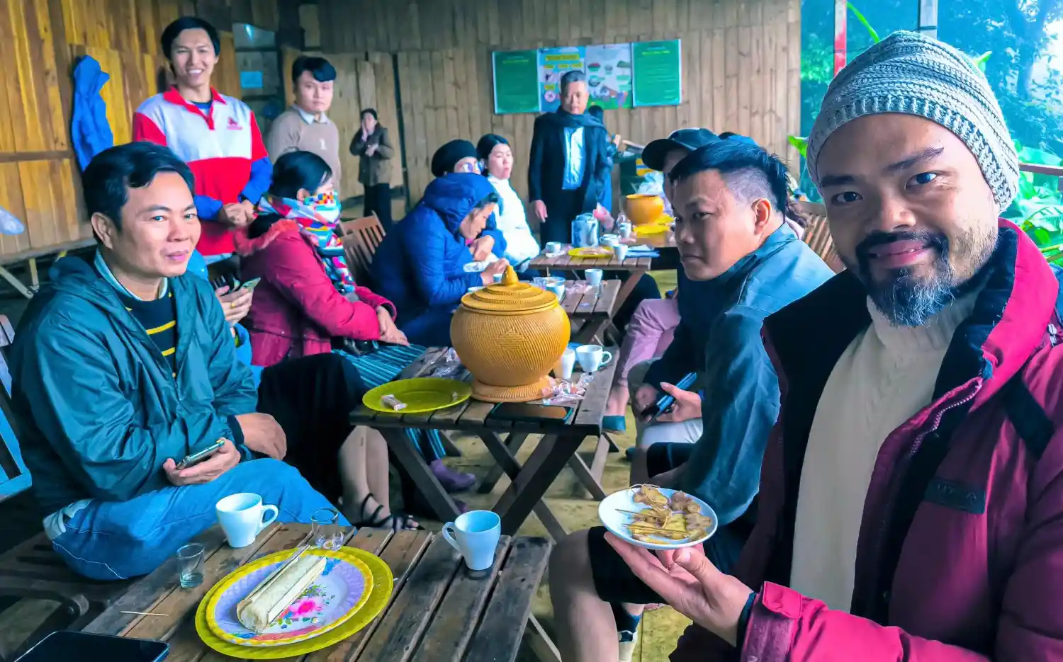 Đoàn Famtrip dừng chân tại nhà nghỉ của Sâm Sâm và thưởng thức trà lá sâm, củ sâm Ngọc Linh